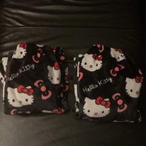 1 Hello Kitty pyjamas byxorJättemysigt material och har elastiska band i midjan. Storlek XS/S.