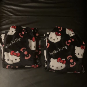Hello Kitty Byxor -  1 Hello Kitty pyjamas byxorJättemysigt material och har elastiska band i midjan. Storlek XS/S.