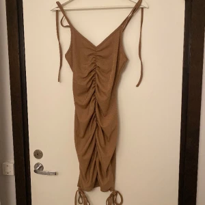 Klänning  - Aldrig använd, tycker inte den sitter fint på mig🌺