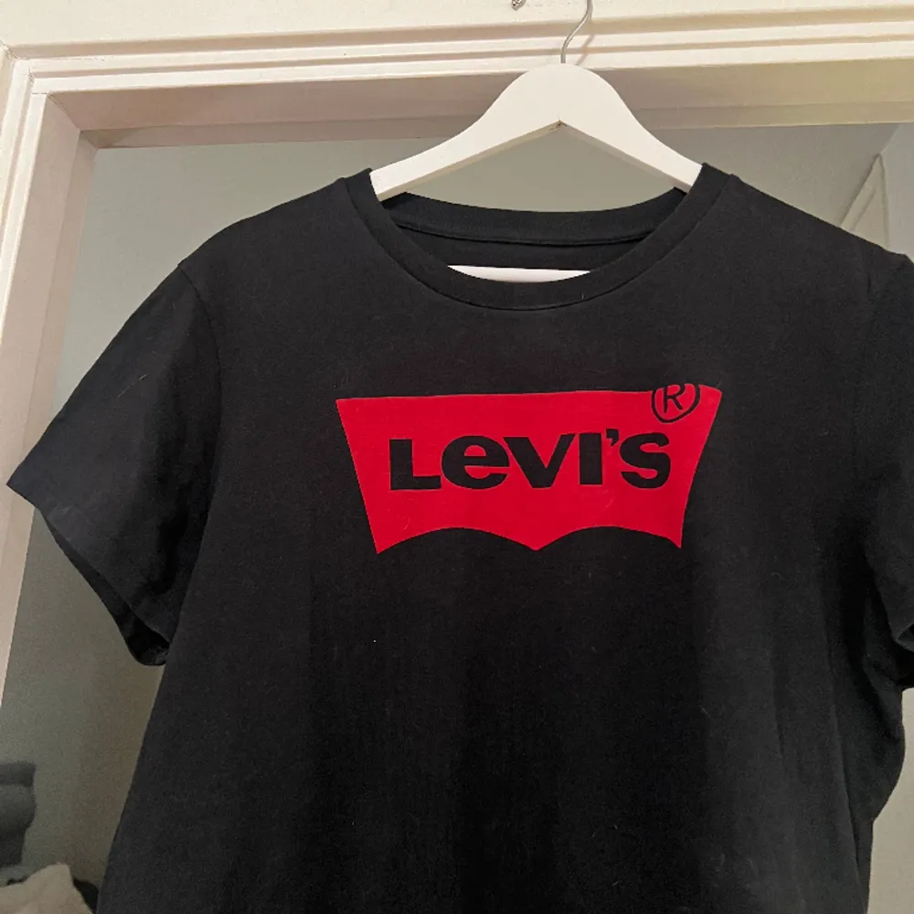 En snygg Levi’s tshirt i storlek L. Den är gott skick och sparsamt använd! Den är lite liten storleken❤️  100% bomull. T-shirts.