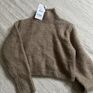 Stickad tröja zara - Stickad tröja från zara. Aldrig använd, lapp kvar. Modellen är kortare än vanligt vid magen. Storlek S