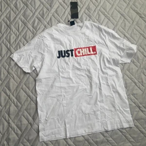 Nike t-shirt  - Nike t-shirt. Storlek L. Helt oanvänd med prislappen kvar. Kontakta mig privat för fler frågor eller om du vill ha fler bilder!😊✌️