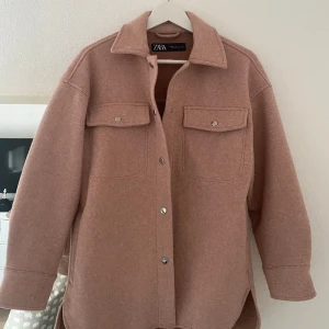 Zara vår jacka - Säljer denna fina vår egen jacka nu till våren, super fin men säljer pågrund av att den inte längre kommer till användning  🎀(Priset kan förhandlas)