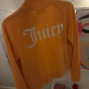 En jättefin kofta från juicy couture, kan användas till vardags men också träning. Det är i frotté material. Knappt använd och kontakta via mer bilder eller köp❤️