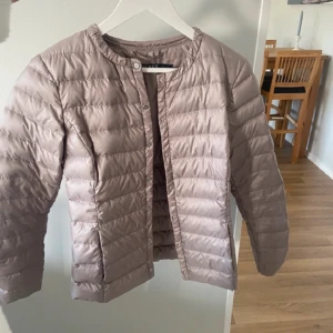 Ralph Lauren jacka - Säljer min fina ralph lauren jacka då jag har andra tunna jackor som jag använder mer🩷Jackan är perfekt inför våren 💕Storlek xs och mycket bra kvalitet. Den är beige, rosa🩷Super bra skick därav priset.