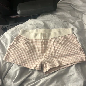 Brandy shorts! - Brandy Melville shorts! Dom är aldrig andvända förutom när jag testade dom! Det är one size men sitter som en xs/s skulle jag säga! Pris går att diskuteras, nypris var 150 kr!