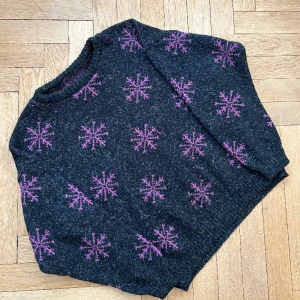 Fin vintage knit - Fin stickad vintage tröja, hål under kragen vid axeln samt vid nedre mudden och mini hål/lagningar utspritt, funkar fortfarande funktionellt och hålen syns inte så mycket. Ännu bättre om man gillar en liten distressed look på sitt plagg:) 