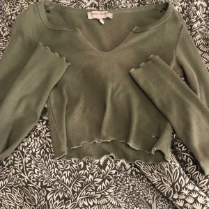 Tröja - En grön kroppad tröja. Använt 1 gång och säljs av att den inte används ❤️Priser kan diskuteras och behövs de fler bilder så är de va att skriva
