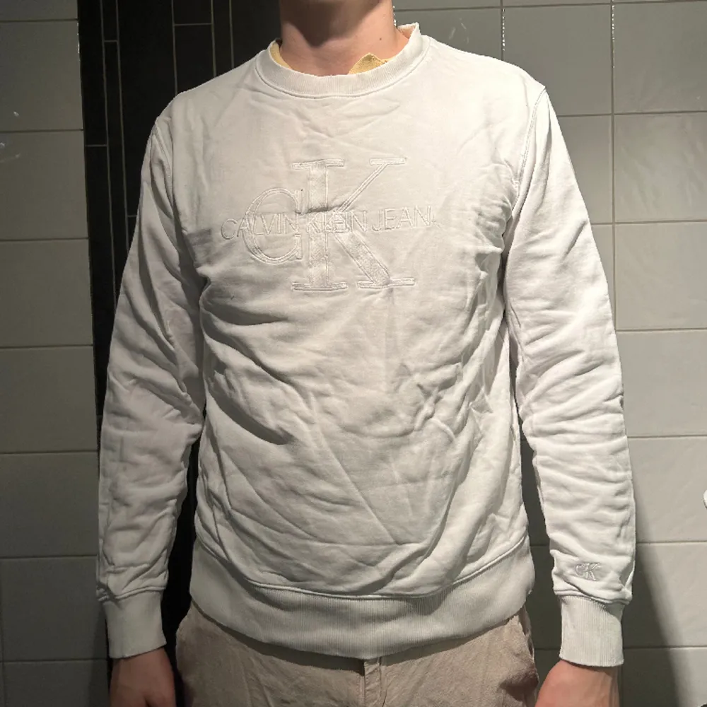 Säljer denna vita Calvin Klein sweatshirt i storlek medium. S:et från jeans har försvunnit därav priset! . Hoodies.