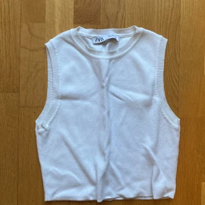 Tröja/väst  - Fin liten väst⚡️står storlek L men jag skulle säga att den är i S eller M 