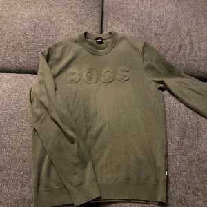 Hugo boss tröja - Säljer då jag inte ser mycket användning i den, storlek M. Inga hål i den, bra skick. Ända är taggen i nacken som tappat nåt stygn men kan enkelt fixas