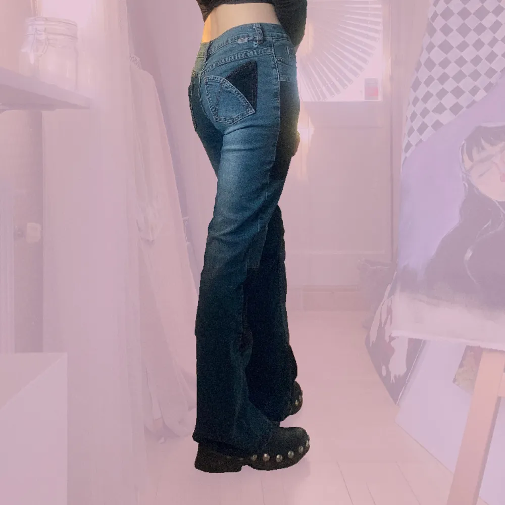 Supersnygga vintage low waist lappade jeans, stretchiga. Från 00-talet men har en riktigt 70-talsvibe, perfekta tillsammans med träskor 🌟 Innerbenslängd 77 cm. De har ett litet hål under en hälla i sidan, ca 4 mm i diameter, inget man tänker på ❤️. Jeans & Byxor.