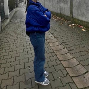 Blå puffer jacka - Blå puffer jacka som jag köpt på second hand. Har inga defekter och knappt använd. 