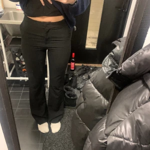 Kostymbyxor  - Köpte dessa byxor för typ 1,5år och använt dem flitigt. Byxorna är förkorta för mitt tycke på mig så jag hade en ditsydd tygbit längst ner som jag nu har tagit bort. Dom är inte invikta längstner Har också tagit bort övre den så att de blev lågmidjad