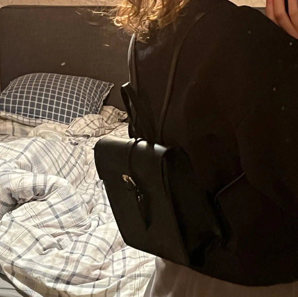 Säljer den här supersöt ryggsäcken från Brandy Melville, den är 17.5 cm bred och 19 cm på hög. Den är i nyskick och har inga defekter på sig ❤️. Väskor.