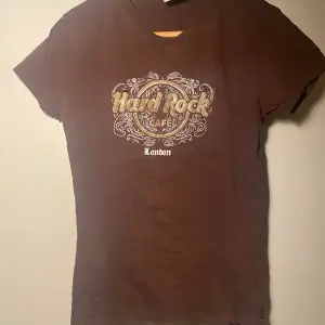 Hard rock cafe t-shirt med ett litet hål på framsidan, hålet syns dock inte när du har på dig den. Använd. Passar S men är pyttelite stor så tror det går för M också. 