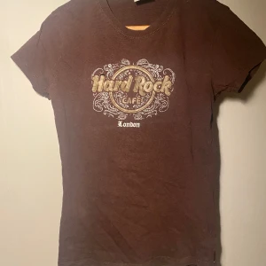 T-shirt med tryck - Hard rock cafe t-shirt med ett litet hål på framsidan, hålet syns dock inte när du har på dig den. Använd. Passar S men är pyttelite stor så tror det går för M också. 