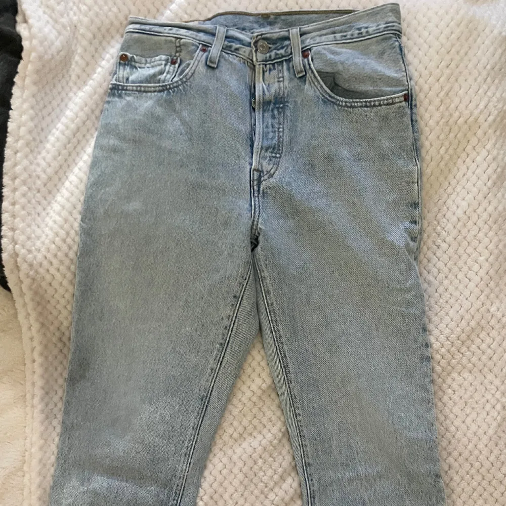 Levis 501 i super fint skicka Storlek W27 L26 (motsvarar S-M) Säljer för att de inte passar mig längre. . Jeans & Byxor.