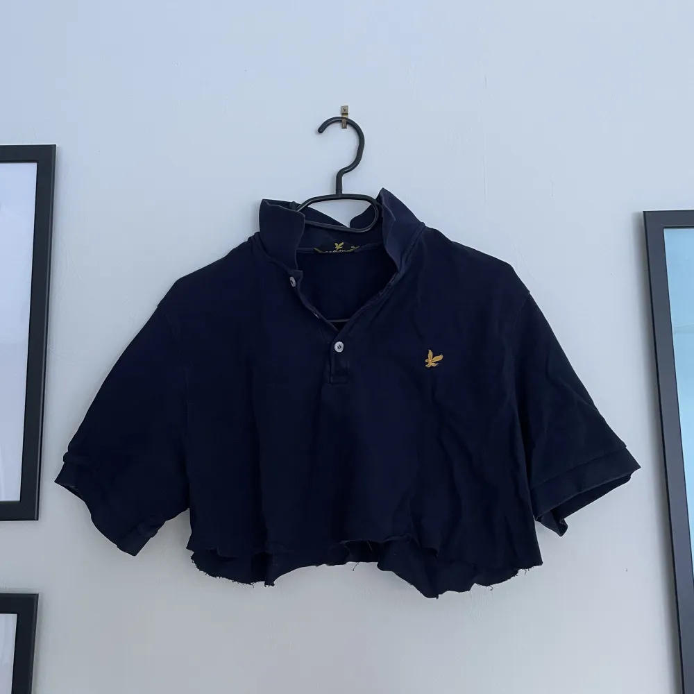 Lyle&Scott tröja som jag croppade för typ två år sedan, använts 4-5 gånger sedan dess! Bra skick, inga fläckar eller liknande 🥳☺️ Vet ej orginalpris så jag går på känsla! ✨🙏. T-shirts.