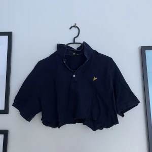 Cropped Lyle&Scott Tröja - Lyle&Scott tröja som jag croppade för typ två år sedan, använts 4-5 gånger sedan dess! Bra skick, inga fläckar eller liknande 🥳☺️ Vet ej orginalpris så jag går på känsla! ✨🙏