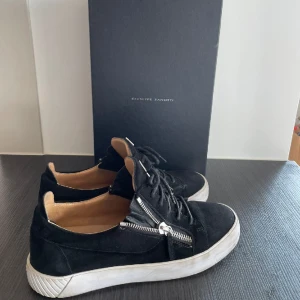 Guiseppe Zanotti skor - Guiseppe Zanotti skor| skick 8,5/10 inga defekter|äktehets bevis+box+dustbag ingår| nypris 7000 mitt pris 2000| storlek 43| hör av dig vid frågor eller funderingar😀