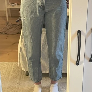 Momjeans - Högmidjade momjeans från stradivarius. Endast provade. 