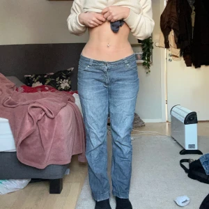 Lågmidjade jeans - Köpte dessa second hand och har helt enkelt inte använt så mycket. Värt att notera är att dom är relativt korta och passar mig som är 155 jättebra i längden.
