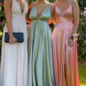 Balklänning från Youmefashion - Säljer min balklänning från youmefashion (den gröna). Står ingen storlek men passar mig som är en S/M. Har även sytt upp den så den ska passa mig som är 160 plus 3,5cm klack. Använd två gånger & är i mycket bra skick. Köpt för 2000kr. 