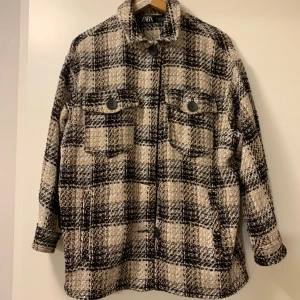 Skjorta ZARA  - En tjockare overaized skjorta i tweedmaterial från ZARA. Kan användas som jacka! 