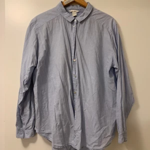 Blå skjorta, H&M - Fin ljusblå skjorta från H&M som fungerar som oversize på mig (strl 36/38) 