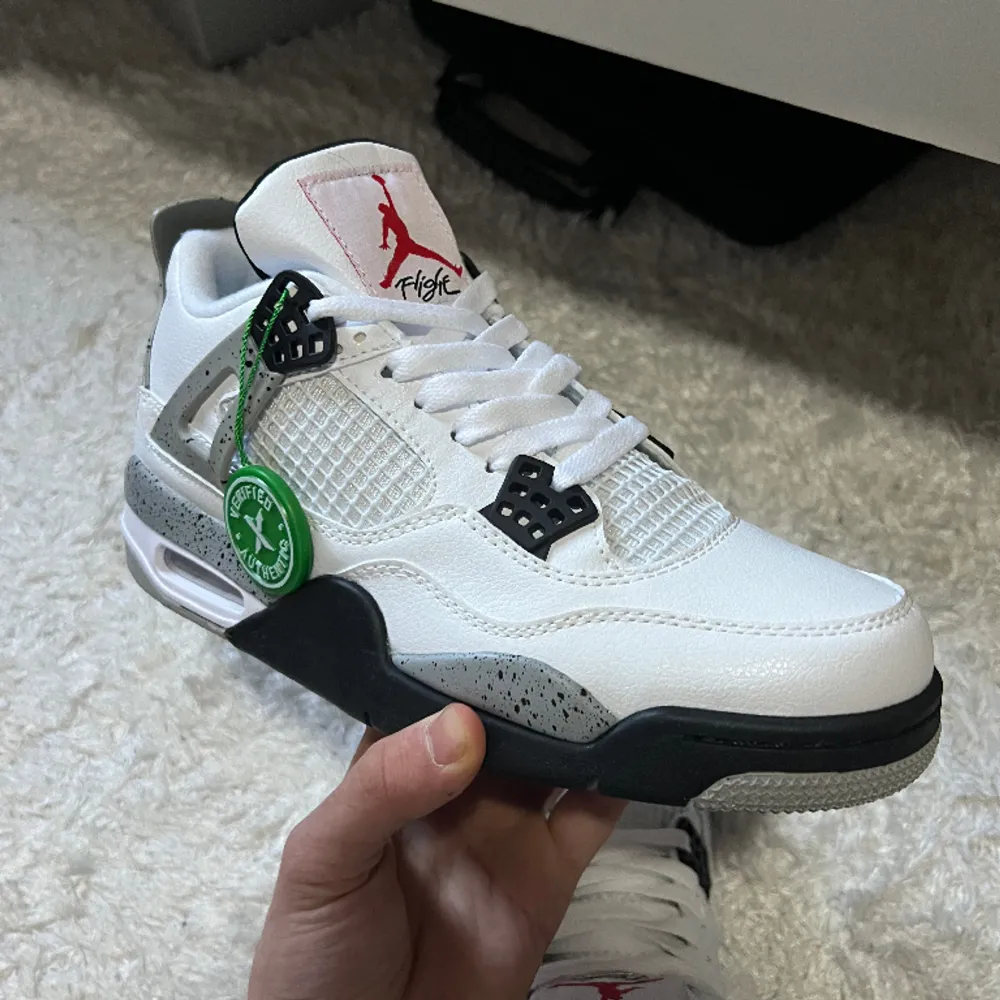 Hej! Nu började jag sälja mina Jordan 4 collections eftersom jag behöver flytta och finns inte mer plats för de. Har haft på mig de en gång. Finns qr kod. Skor.