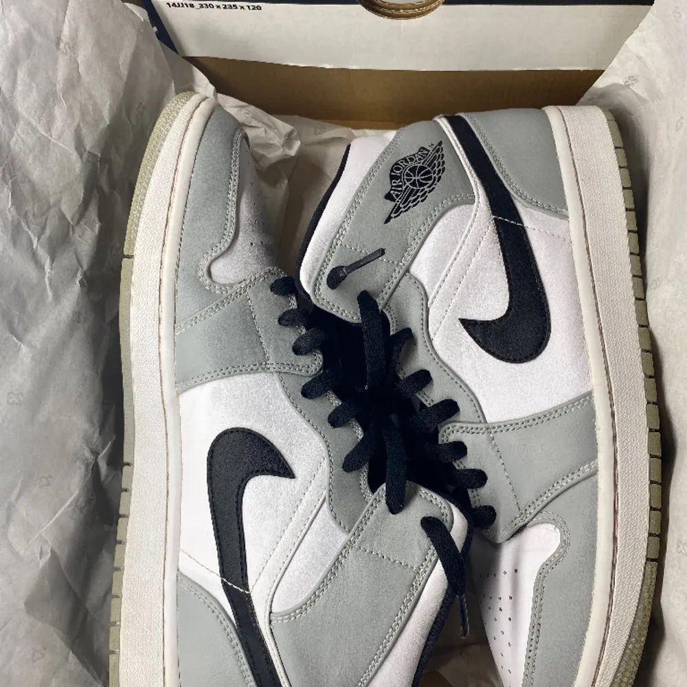 Jordan 1 smoke grey  Stl 44 Super fina köpta från restock Tveka inte med ett dm! . Skor.