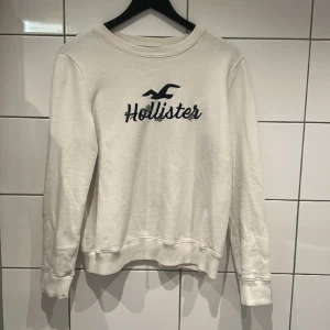 Sweatshirt  - Sweatshirt från Hollister. Knappt använd. 
