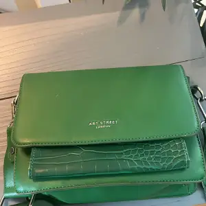 Jätte fin grön väska som inte kommer till användning. Köpt på Ullared för 250 kr. 