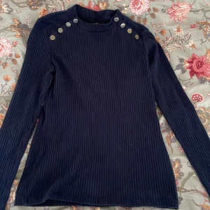 Tröja med knappar  - Säljer denna fina tröja med knappar från Gina för 135kr i storlek M men passar bättre Xs-S pris kan diskuteras 