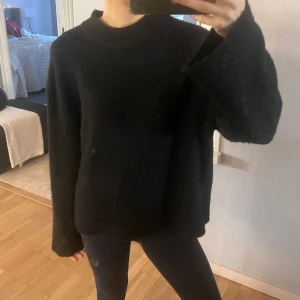 Svart stickad tröja  - Svart stickad tröja från Gina , lite nopprig
