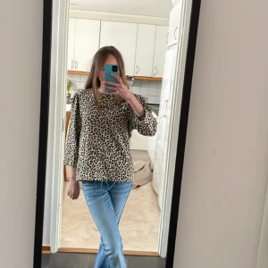 Cheetah topp - Säljer denna super fina topp med cheetah mönster i storlek M men passar mig som är Xs-S säljer den för 200kr+ frakt men pris kan diskuteras 💝