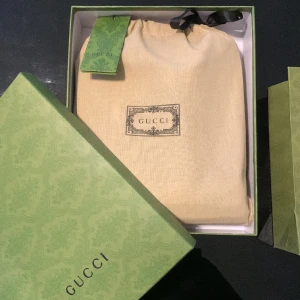 Gucci väska  - Det är en helt ny Gucci väska köpte den för nån månad sen fick hem den för några dagar sedan under tiden den va på leverans så hade jag ångrat mig och ville byta min stil så tänkte sälja den !