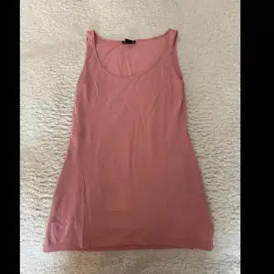Ett lite längre tunt rosa linne