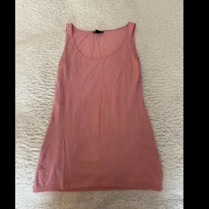 Luftigt rosa linne - Ett lite längre tunt rosa linne