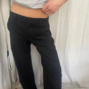 Kostymbyxor - Superfina mörkblå, low Waits kostymbyxor från zara, i stlk XS. Lite tecken på användning i slutet av byxan.❤️❤️