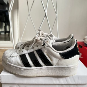 Adidas superstar  - Adidas superstar bold w, storlek 36,5. Använd i några år så de är slitna vid hälarna annars är den i bra skick. Köparen står för frakten. Fler bilder finns och skriv vid minsta fundering! 