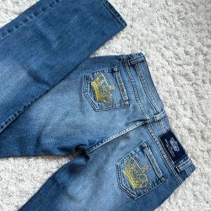 Victoria Beckham jeans - Victoria Beckham jeans i storlek S, innerbenslängd:75 midjemått:37 + lite stretch. Vill du köpa trycker du på köp nu, jag postar inom 24h