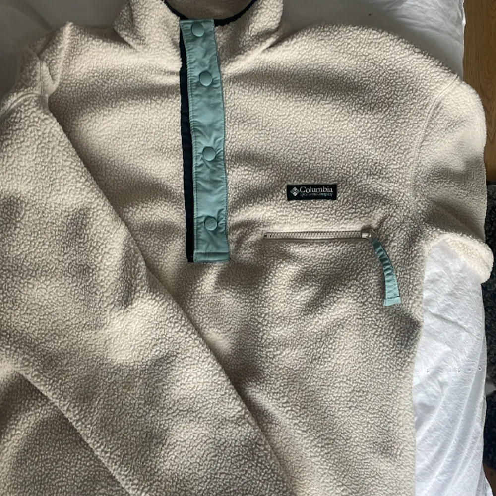 Säljer en columbia teddy fleece i storlek S, (ganska stor), oversize på vanlig S och passar snarare M +. Nyskick, kvitto finns, köpt runt jul, nypriset 799kr. Pris går att förhandla vid smidig affär. . Hoodies.