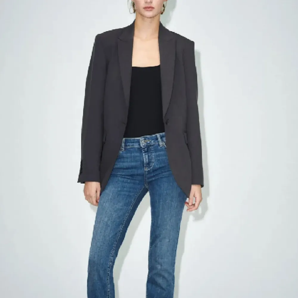 Säljer min lågmidja jeans från Zara, aldrig använd, super fin 💕💕. Jeans & Byxor.
