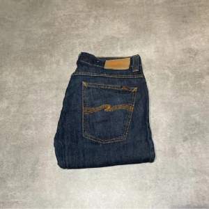 Ett par snygga nudie jeans i storlek 32/32