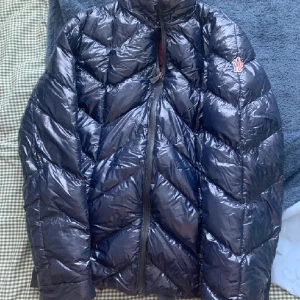 Moncler jacka - Min pappas gamla moncler jacka, passar M/L. Finns ett litet hål vid armen som är lagat samt vid änden på ena armen där av priset.