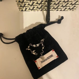 Zadig & Voltaire armband - Ett Zadig armband i silver som nästan aldrig använts. Helt ny skick utan defekter och slutsåld på många hemsidor.❤️🙌