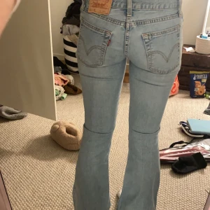 Levi’s lågmidjade bootcut jeans - Lågmidjade levi’s, de är as najs ljusblå färg och bootcut! Köpte på plick, skicket är superbra. Säljer vidare pga passar ej ❗️har lagt upp en till annons där frakten är fri❗️midja: 35 innerben:82
