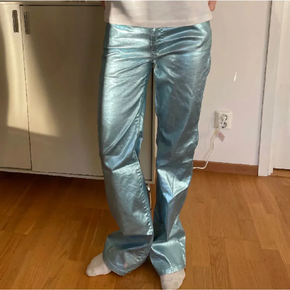 Byxor/jeans i metallblå!💙Innerbenslängd : 32cm, midja tvärsöver: 80. Jeans & Byxor.